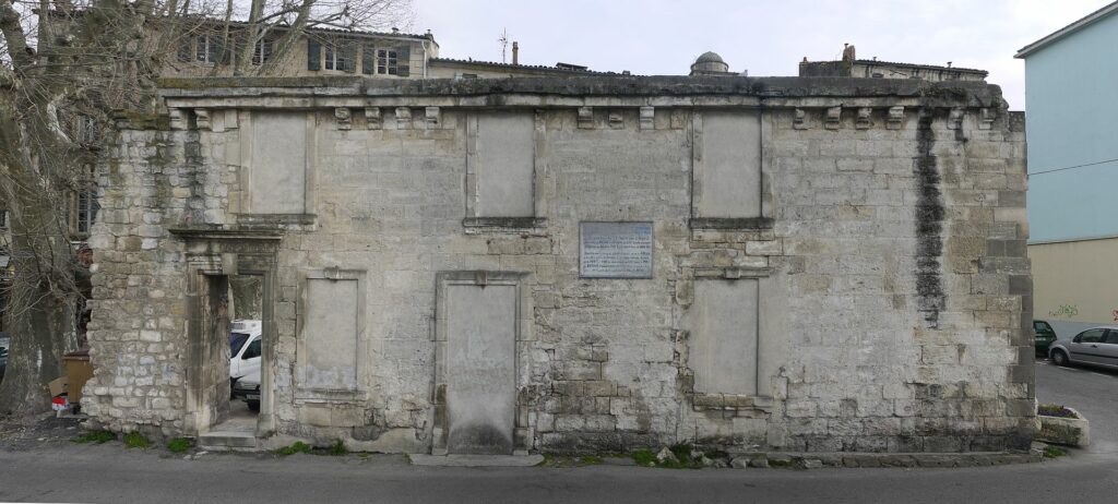Les_vestiges_des_remparts_d'Arles
